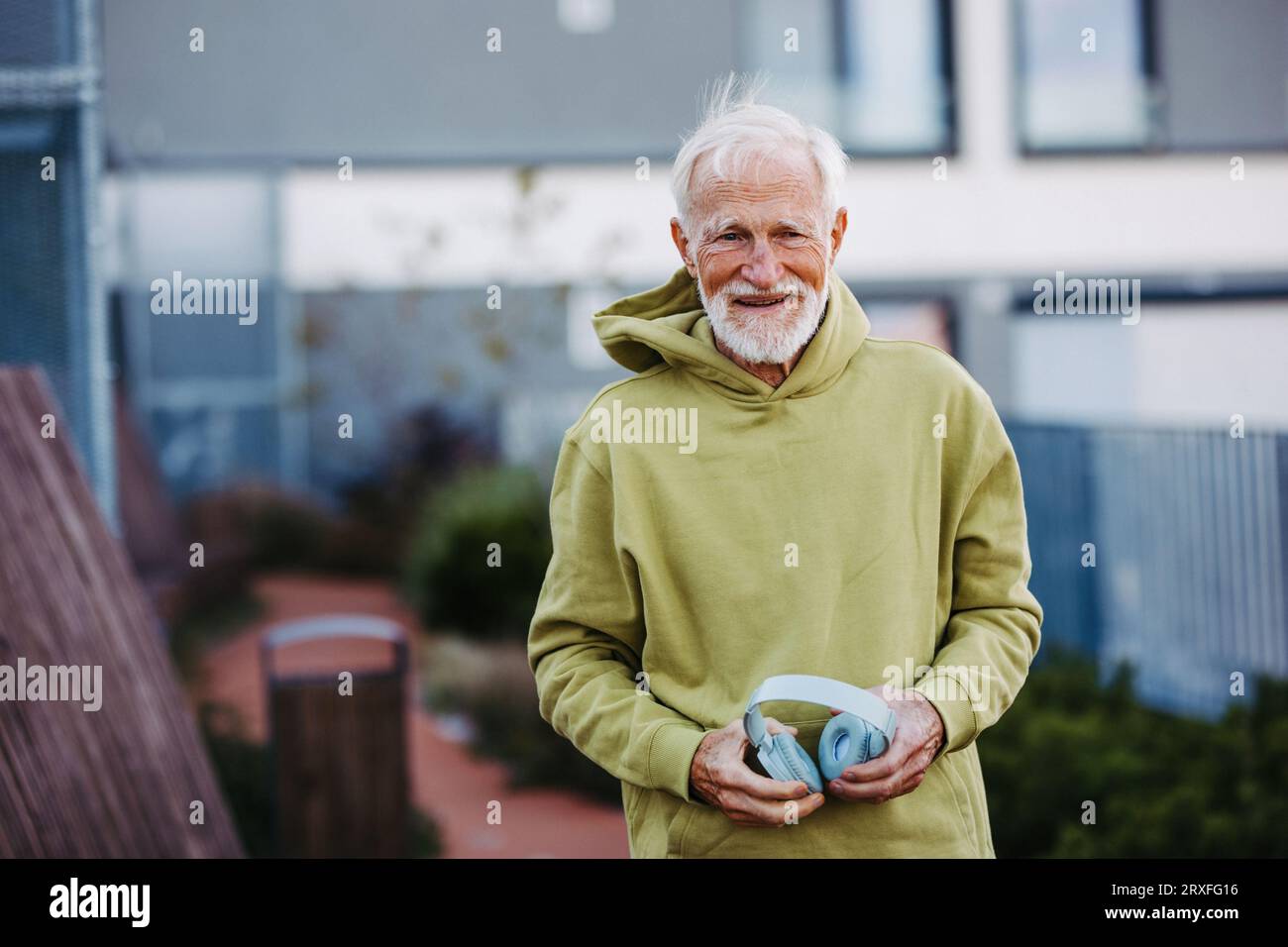 Porträt eines älteren Mannes, der sich auf seine Morgenfahrt vorbereitet. Stockfoto