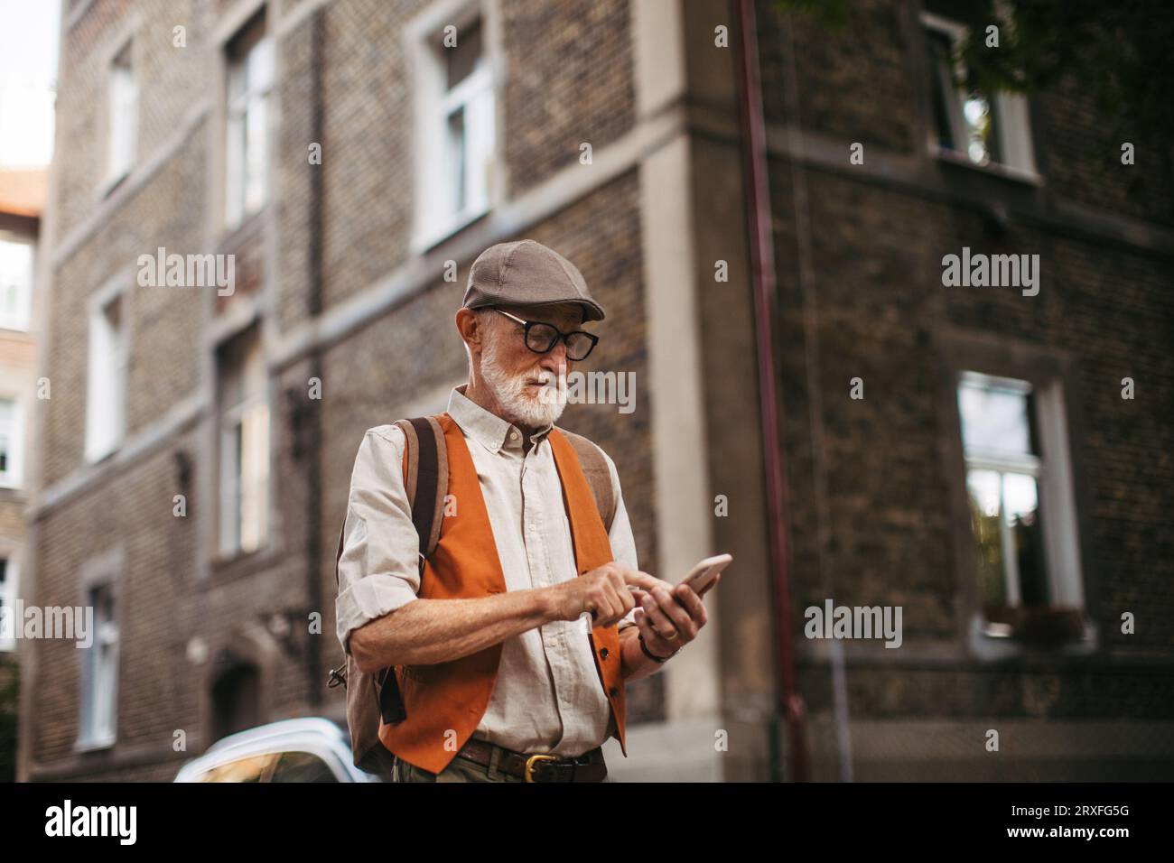 Seniortourist, der eine neue Stadt erkundet und interessante Sehenswürdigkeiten besucht. Stockfoto