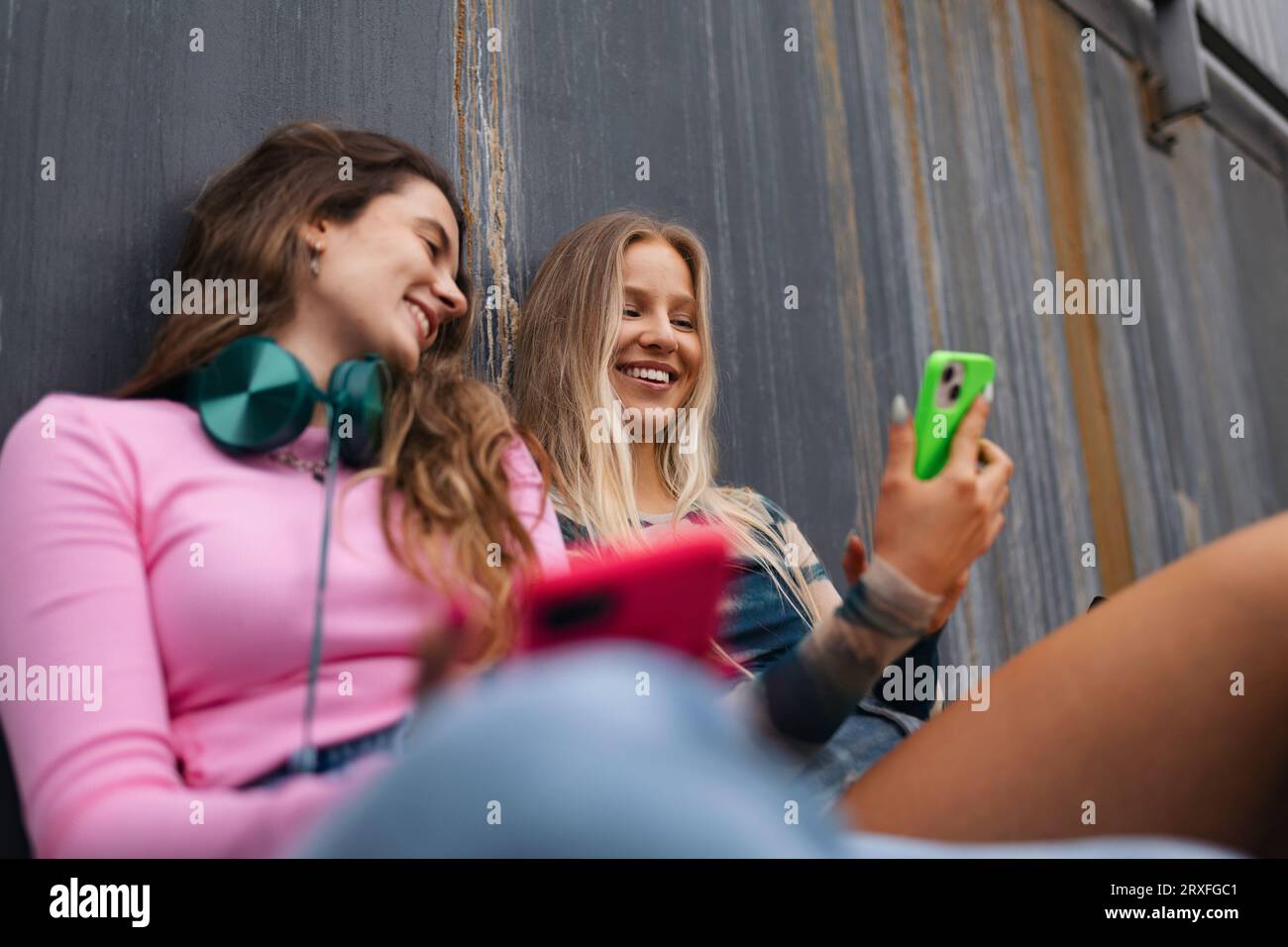 Junge, stylische Mädchen der Z-Generation verbringen nach der Schule Zeit im Freien. Stockfoto