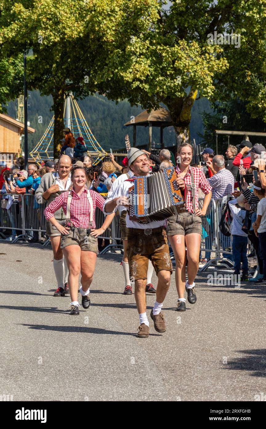 Südtiroler Volkstänzer in Tracht bei der Parade Almabtrieb in Südtirol Stockfoto