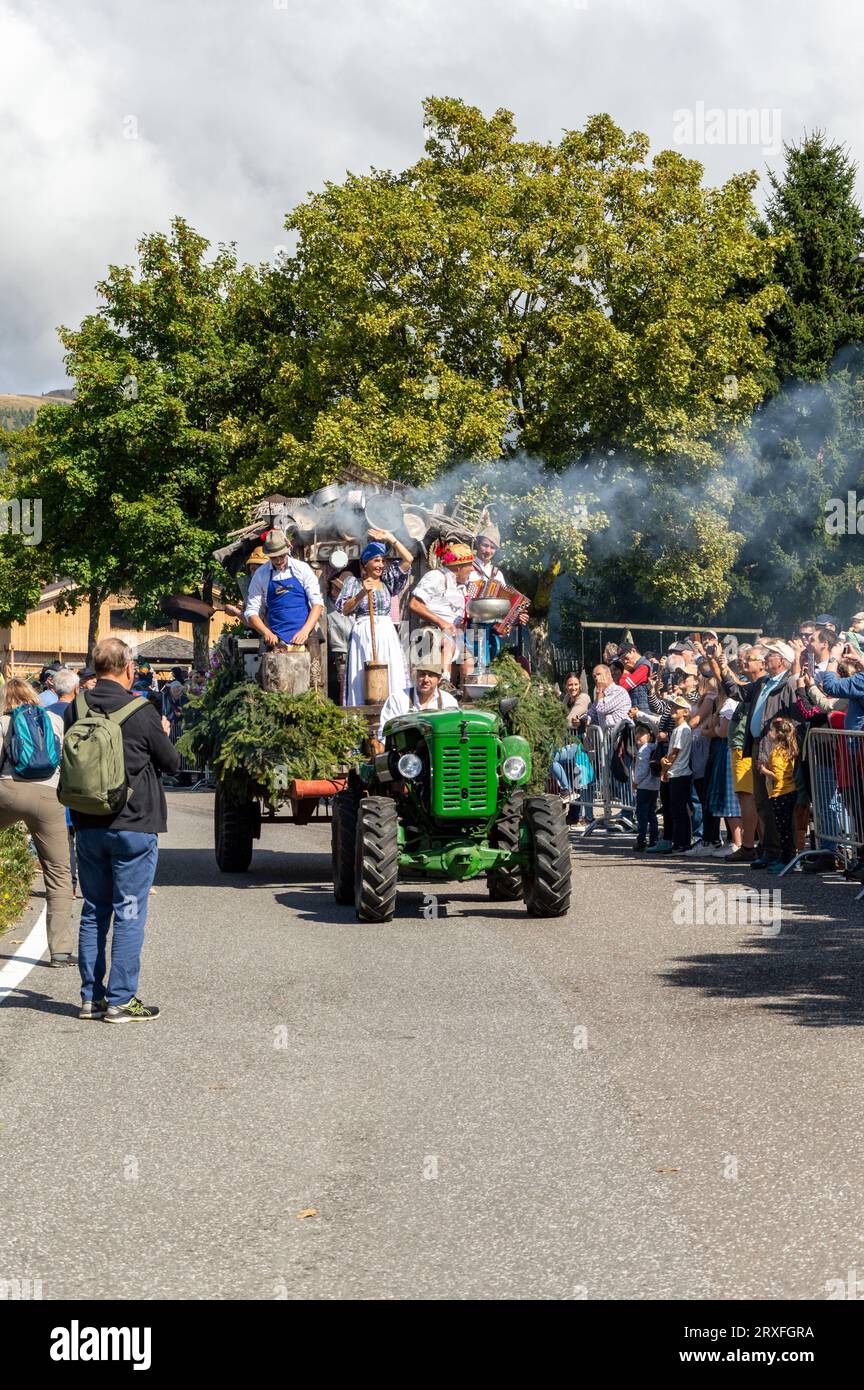 Dekorierter Wagen in der Parade, Menschen in Kostümen, Almabtrieb in Südtirol Stockfoto