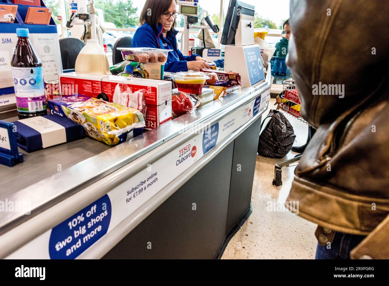 Kundenkasse im Tesco Supermarkt, County Antrim, Nordirland. Stockfoto