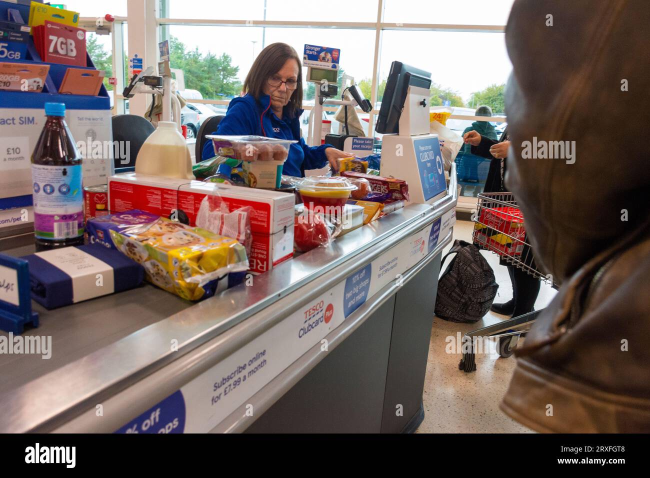 Kundenkasse im Tesco Supermarkt, County Antrim, Nordirland. Stockfoto
