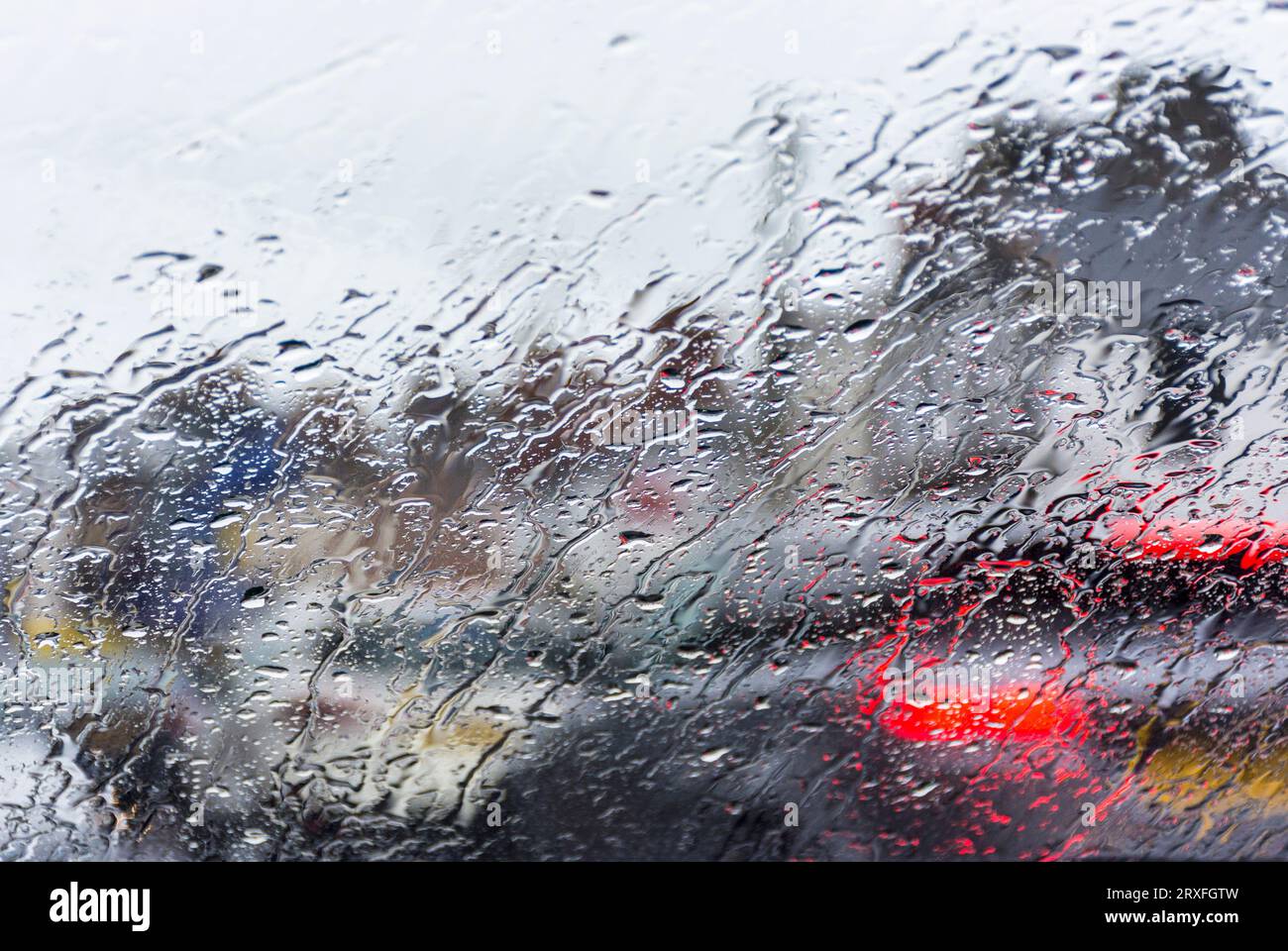 Regen im Straßenverkehr, der durch die Windschutzscheibe schaut, Nordirland Stockfoto