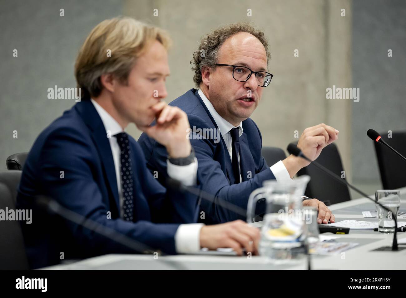 DEN HAAG - NS-Chef Wouter Koolmees während eines technischen Briefings mit dem Repräsentantenhaus über Änderungen, die im Hauptbahnnetz umgesetzt werden sollten, um die Massen im öffentlichen Verkehr überschaubar zu halten. Eine Mehrheit im Parlament lehnt die Pläne der NS für ein teureres Zugticket während der Hauptverkehrszeit (Rush Hour Tax) ab. ANP ROBIN VAN LONKHUIJSEN niederlande raus - belgien raus Stockfoto