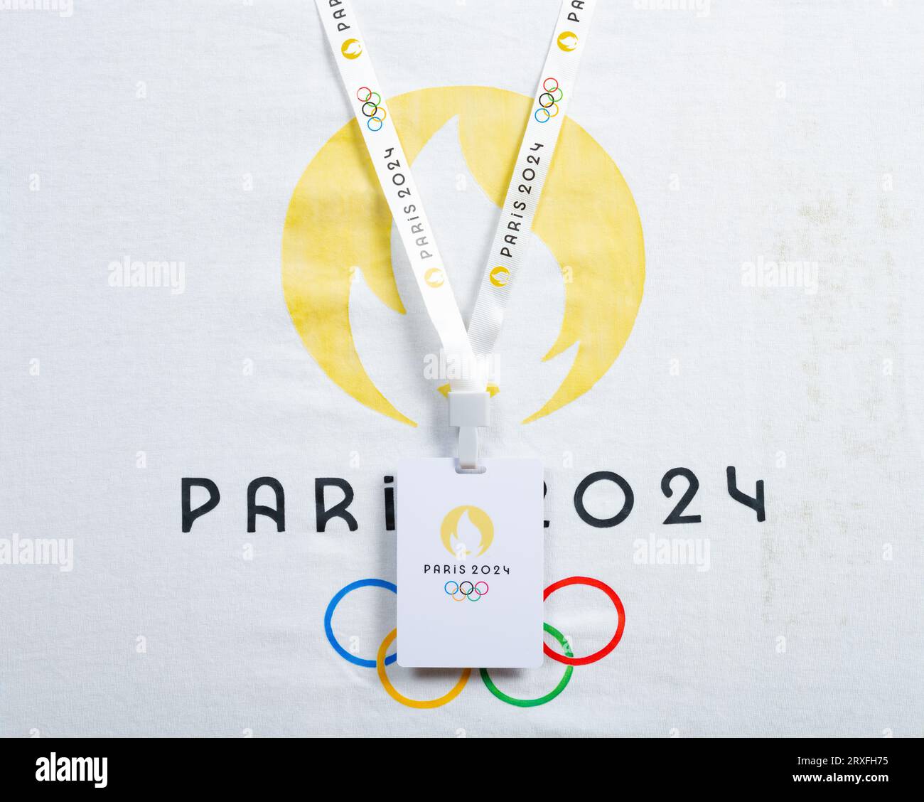 ZHONGSHAN China-September 25 2023: Paris Olympische Spiele 2024 T-Shirt und IC-Karte mit Riemen. Stockfoto