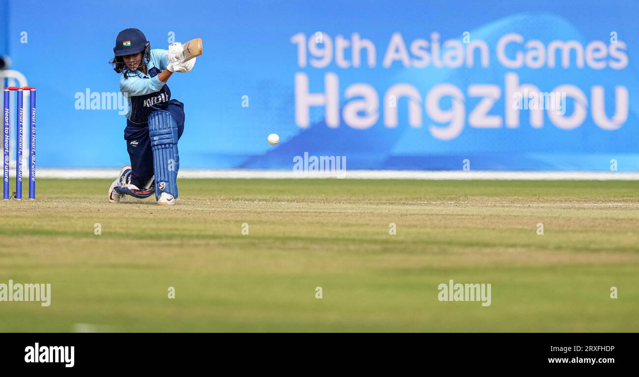 Hangzhou, chinesische Provinz Zhejiang. September 2023 25. Jemimah Jessica Rodrigues aus Indien tritt beim Cricket Gold-Medaillenspiel der Frauen zwischen Indien und Sri Lanka bei den 19. Asienspielen in Hangzhou, ostchinesische Provinz Zhejiang, am 25. September 2023 an. Quelle: Wu Zhuang/Xinhua/Alamy Live News Stockfoto