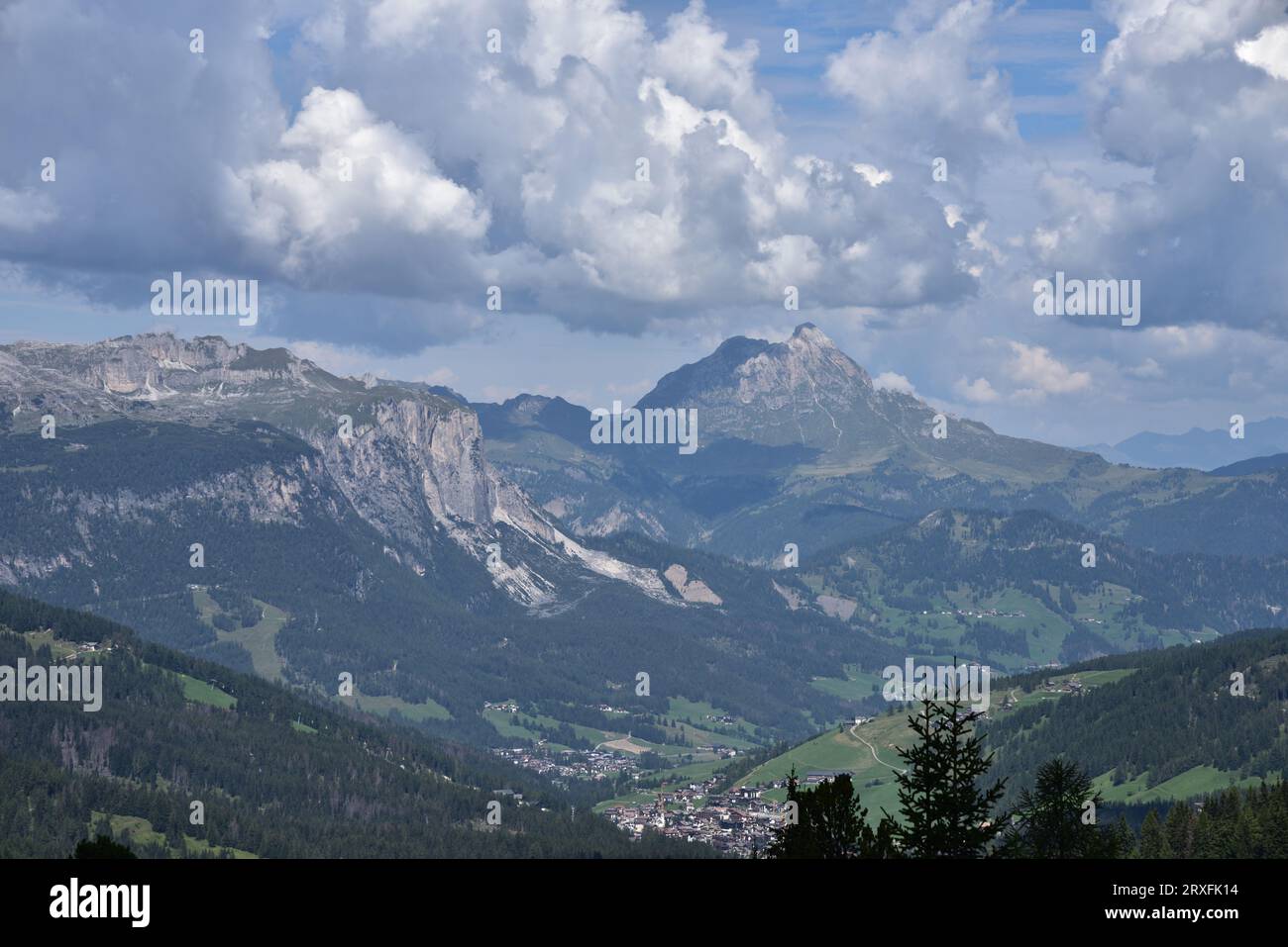 Vom Parola-Passo aus, 2192 Meter, Blick auf das San Cassiano-Tal mit dem Sass de Putia und dem Geisler Stockfoto