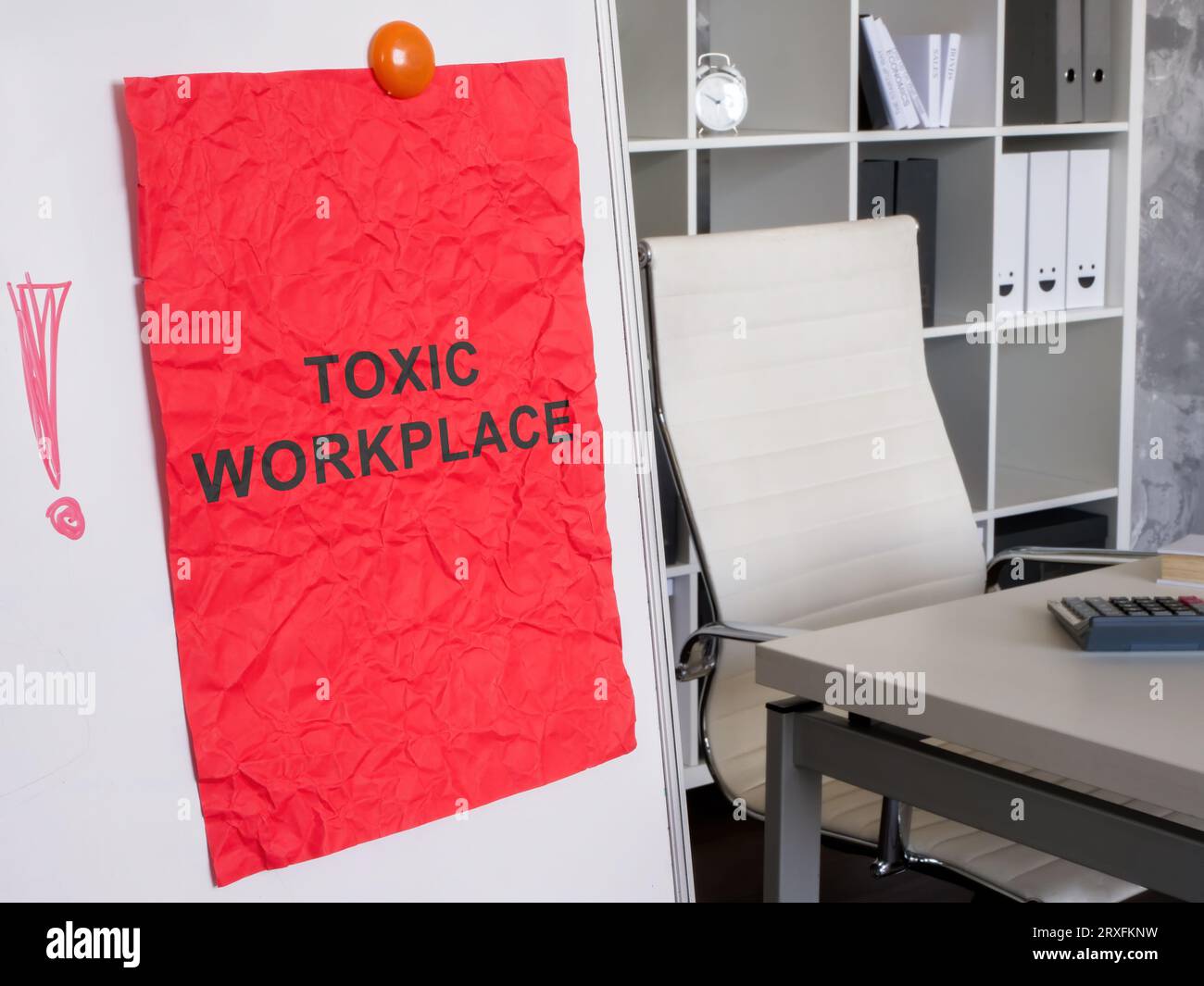 Ein giftiges Arbeitsplatzschild im Büro. Stockfoto