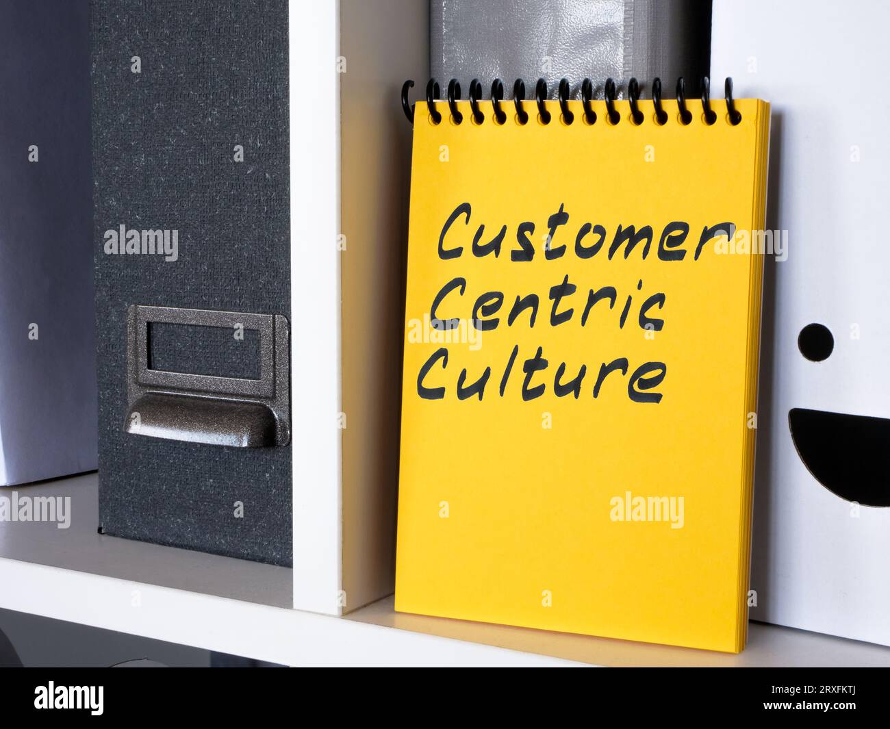 Notizblock mit einer Aufschrift Kundenzentrierte Kultur steht auf dem Regal. Stockfoto