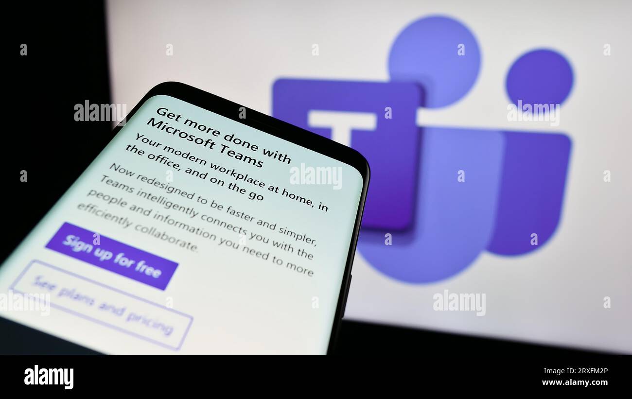 Mobiltelefon mit Website der Business Communication Platform Microsoft Teams auf dem Bildschirm vor dem Logo. Konzentrieren Sie sich auf die obere linke Ecke des Telefondisplays. Stockfoto