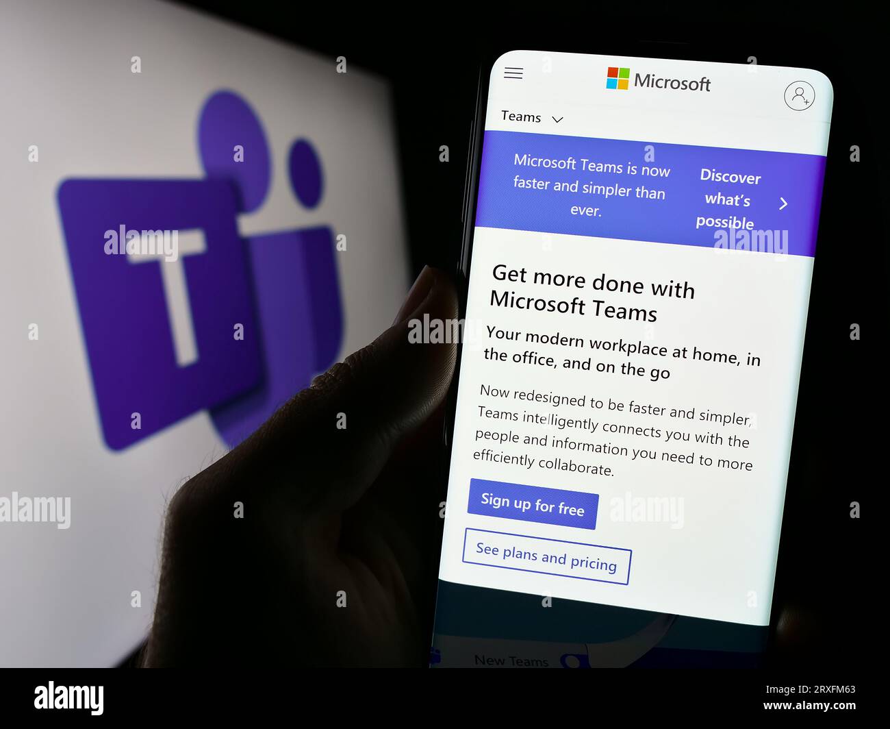 Person, die ein Smartphone mit einer Webseite der Business Communication Platform hält, Microsoft Teams auf dem Bildschirm mit Logo. Konzentrieren Sie sich auf die Mitte der Telefonanzeige. Stockfoto