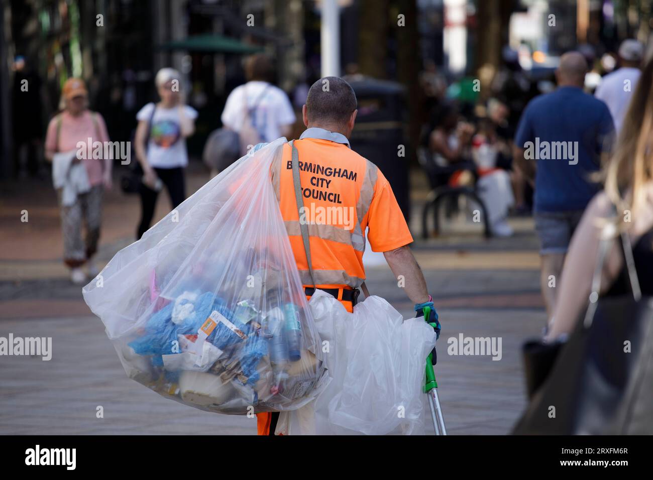 Ein Müllsammler, der für den Stadtrat von Birmingham in der New Street im Stadtzentrum arbeitet. Stockfoto
