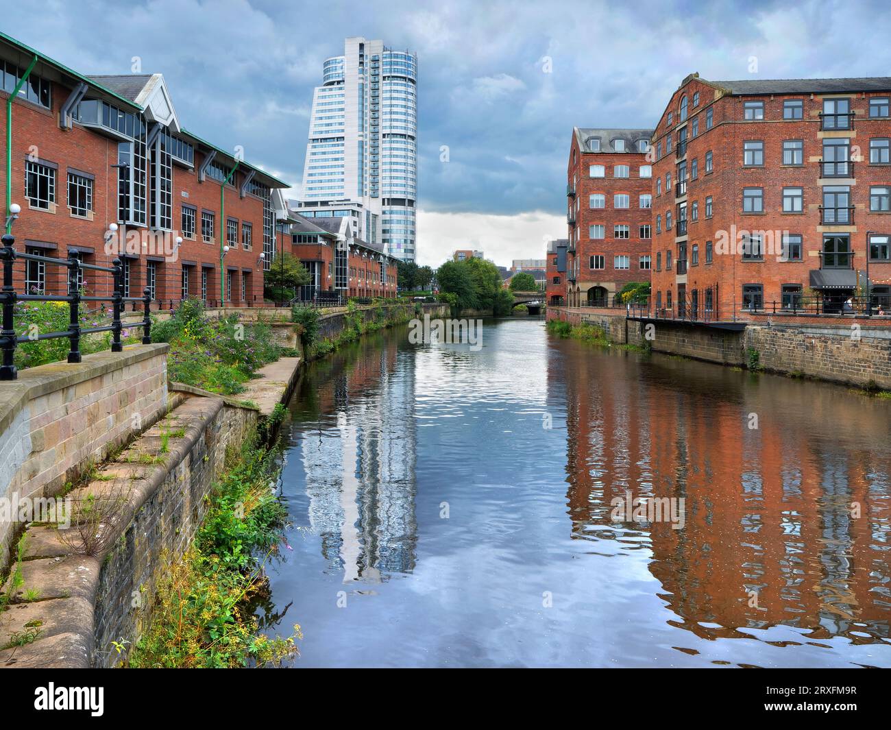 Großbritannien, West Yorkshire, Leeds, Bridgewater Place, auch bekannt als Dalek, neben dem Fluss Aire Stockfoto