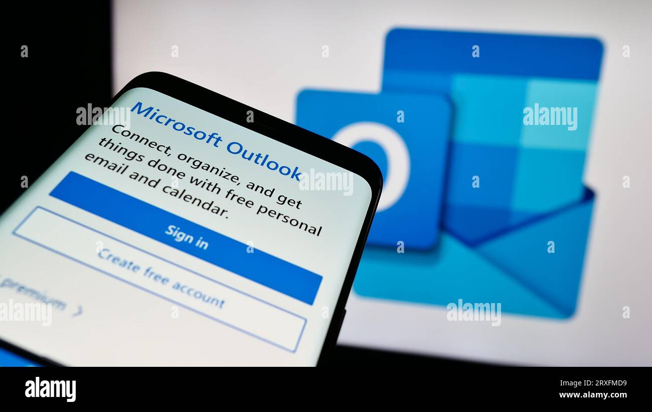 Smartphone mit Website der E-Mail-Software Microsoft Outlook auf dem Bildschirm vor dem Firmenlogo. Konzentrieren Sie sich auf die obere linke Ecke des Telefondisplays. Stockfoto