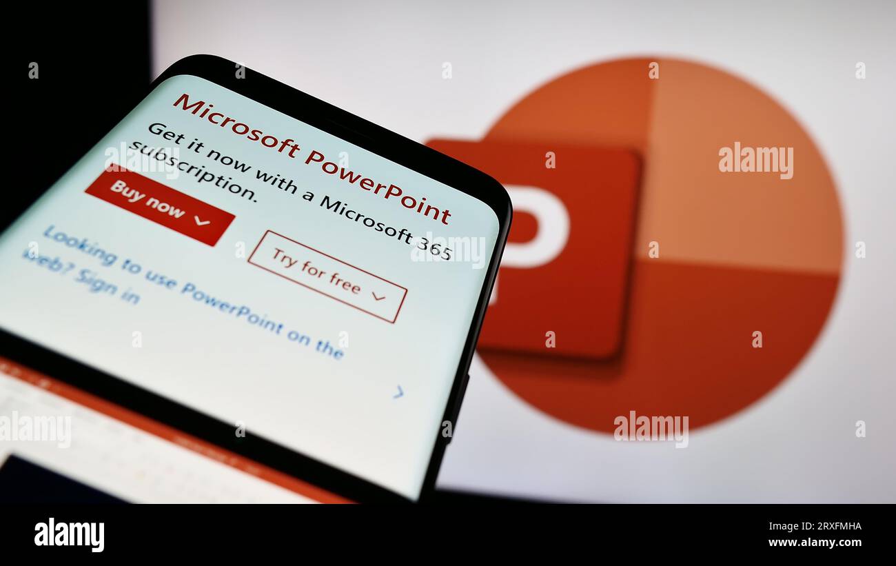 Mobiltelefon mit Website der Präsentationssoftware Microsoft PowerPoint auf dem Bildschirm vor dem Firmenlogo. Konzentrieren Sie sich auf die obere linke Ecke des Telefondisplays. Stockfoto