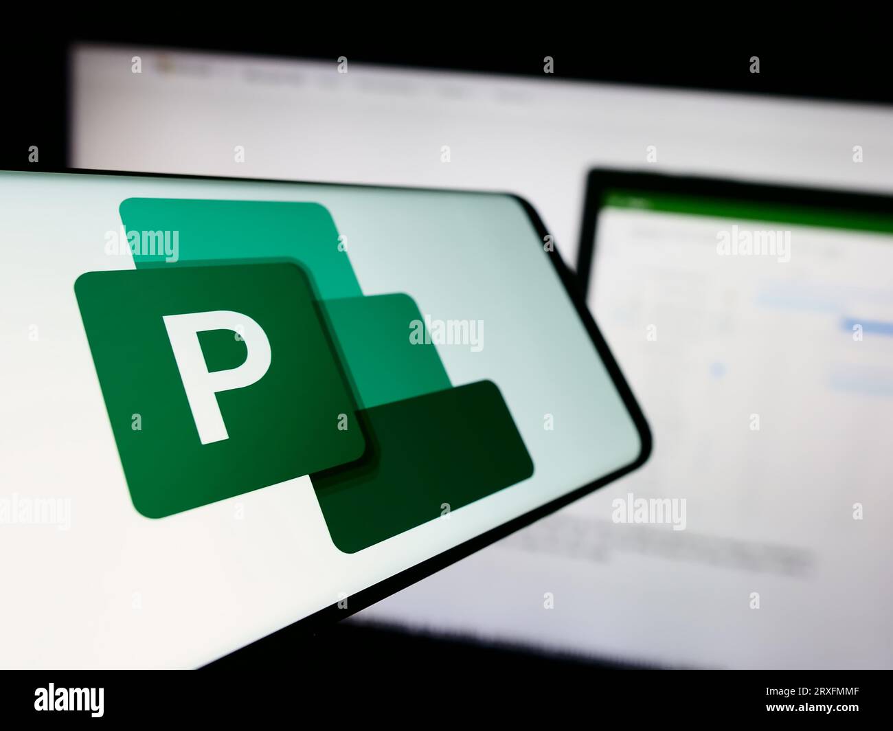 Smartphone mit dem Logo der Projektmanagementsoftware Microsoft Project auf dem Bildschirm vor der Website. Konzentrieren Sie sich auf die Mitte-links-Anzeige des Telefons. Stockfoto