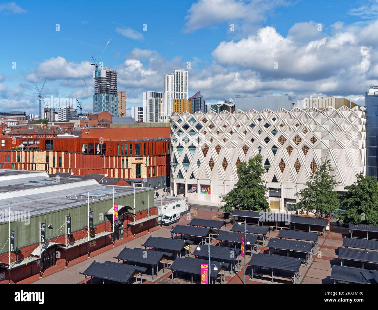 UK, West Yorkshire, Leeds, Kirkgate Outdoor Market, John Lewis und Skyline des Arena Quarter. Stockfoto