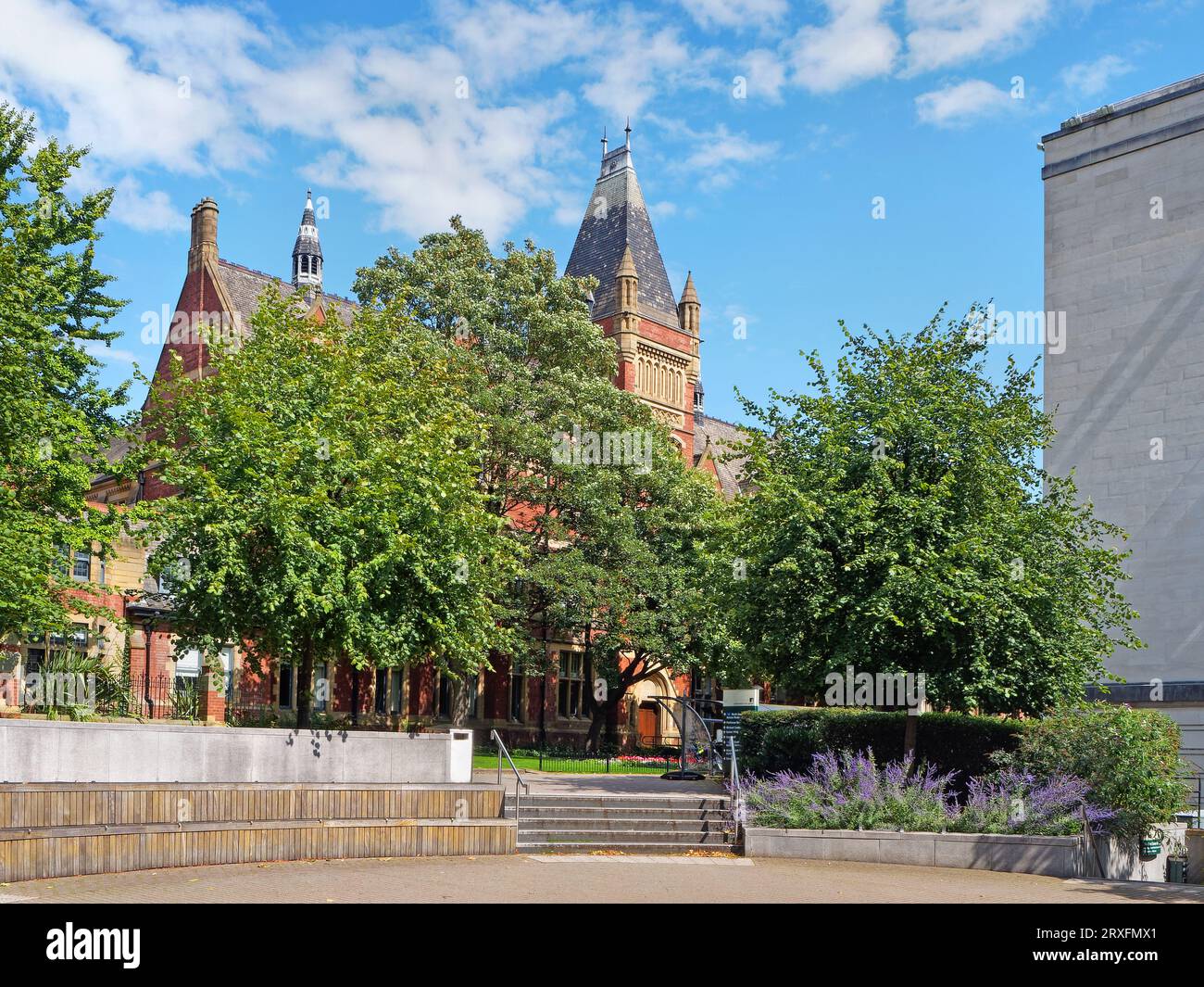 Großbritannien, West Yorkshire, Leeds, University of Leeds, Baines Wing School of Healthcare und Beech Grove Plaza. Stockfoto