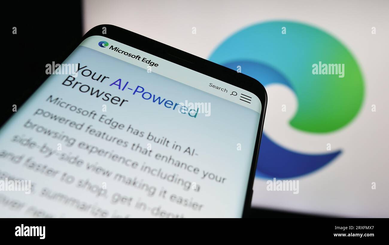 Smartphone mit Website des Webbrowsers Microsoft Edge auf dem Bildschirm vor dem Firmenlogo. Konzentrieren Sie sich auf die obere linke Ecke des Telefondisplays. Stockfoto
