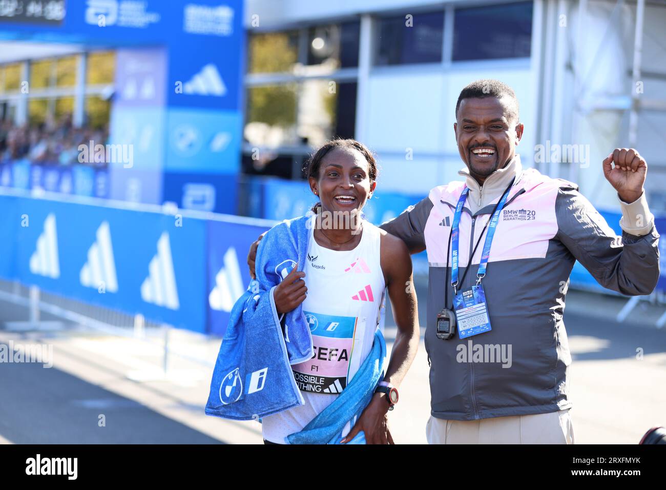 24. September 2023, Berlin, Berlin-Tiergarten: Eliud Kipchoge aus Kenia gewinnt den 49. Berlin Marathon in 2:02:42 Stunden. Der zweite Platz ging an den Vincent Kipkemoi aus Kenia mit 2:03:13 Stunden und der dritte Platz wurde von Tadese Takele aus Äthiopien mit 02:03:24 Stunden gewonnen. Tigst Assefa aus Äthiopien gewinnt den 49. Berlin Marathon in 2:11:53 Stunden. Der zweite Platz ging an die Sheila Chepkirui aus Kenia mit 2:17:49 Stunden und der dritte Platz wurde von Magdalena Shauri aus Tansania mit 02:18:43 Stunden gewonnen. Viertschnellster Europäer in der Geschichte, schnellster Deutscher überhaupt: Beim Berlin Marathon, Amanal PE Stockfoto