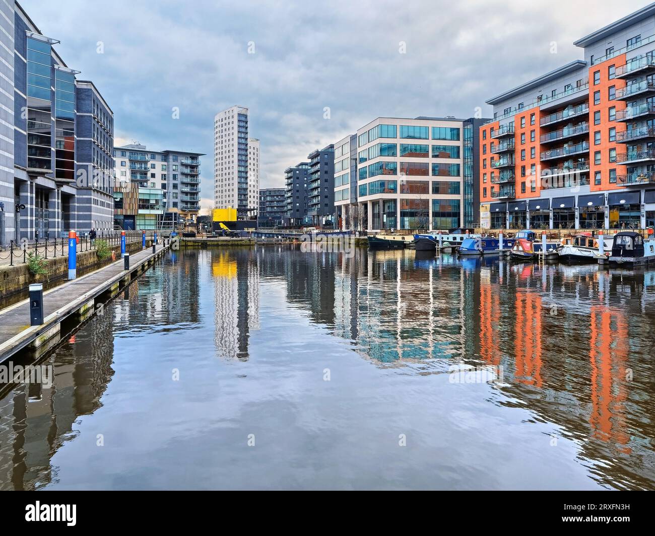 Großbritannien, West Yorkshire, Clarence House, Narrowboats, Apartments und Büros am Leeds Dock Stockfoto