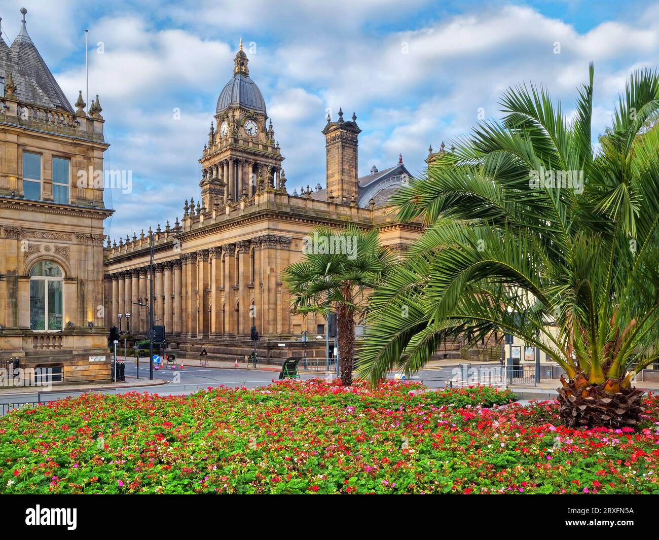 Großbritannien, West Yorkshire, Leeds, Leeds Town Hall von Mandela Gardens. Stockfoto