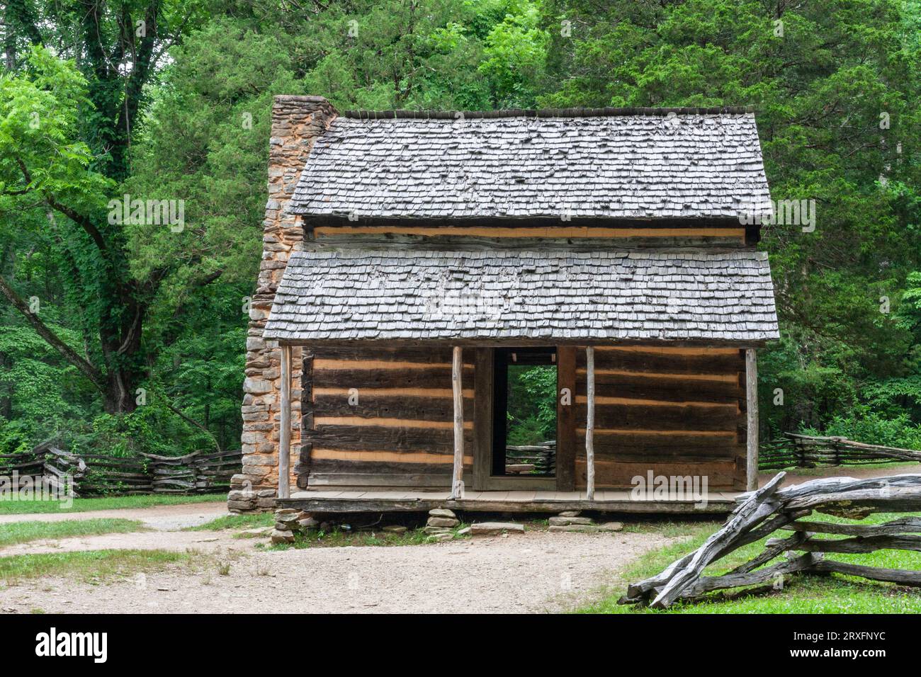 John Oliver Cabin ist eine historische Stätte im Dorf Cades Cove im Great Smoky Mountain National Park in Tennessee. Stockfoto