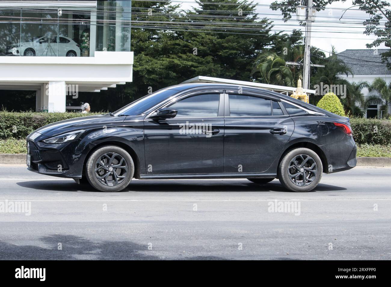 Chiangmai, Thailand - Auguest 21 2023: Privatwagen, MG5 Produkt aus britischem Automobilbau. Foto an der Straße Nr. 1001, etwa 8 km von der Innenstadt von Chiangmai entfernt, Stockfoto