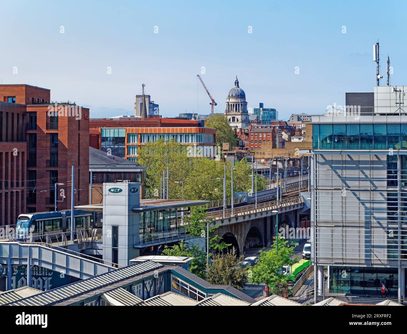 UK, Nottingham, Nottingham Express Transit am Bahnhof Nottingham. Stockfoto