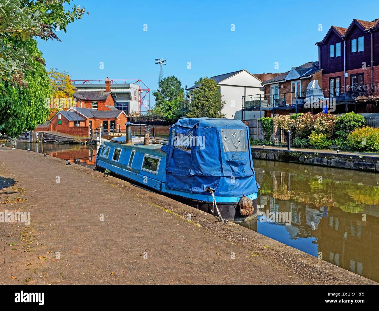 Großbritannien, Nottingham, Nottingham Canal, Meadow Lane Lock und die City Ground Heimstadion des Nottingham Forest FC. Stockfoto