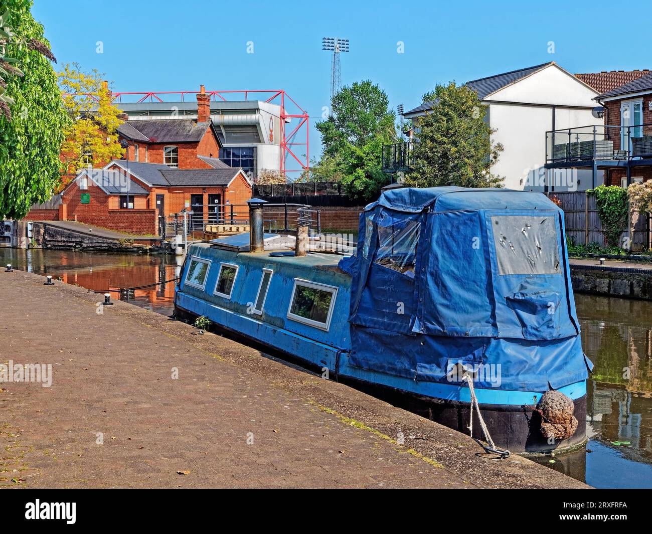 Großbritannien, Nottingham, Nottingham Canal, Meadow Lane Lock und die City Ground Heimstadion des Nottingham Forest FC. Stockfoto