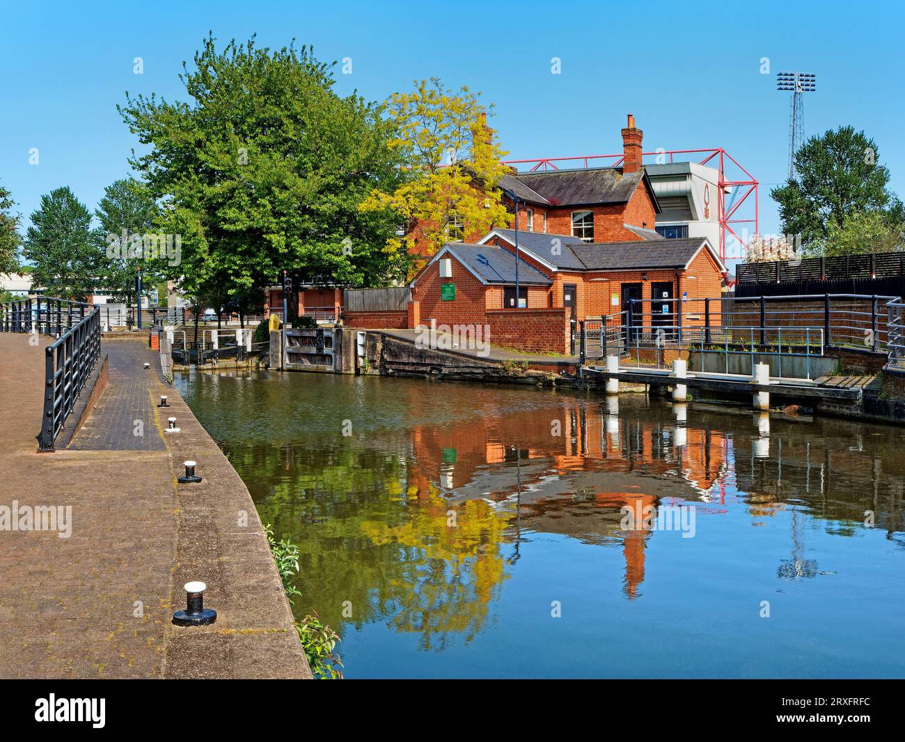 Großbritannien, Nottingham, Nottingham Canal, Meadow Lane Lock und die City Ground Heimstadion des Nottingham Forest FC. Stockfoto