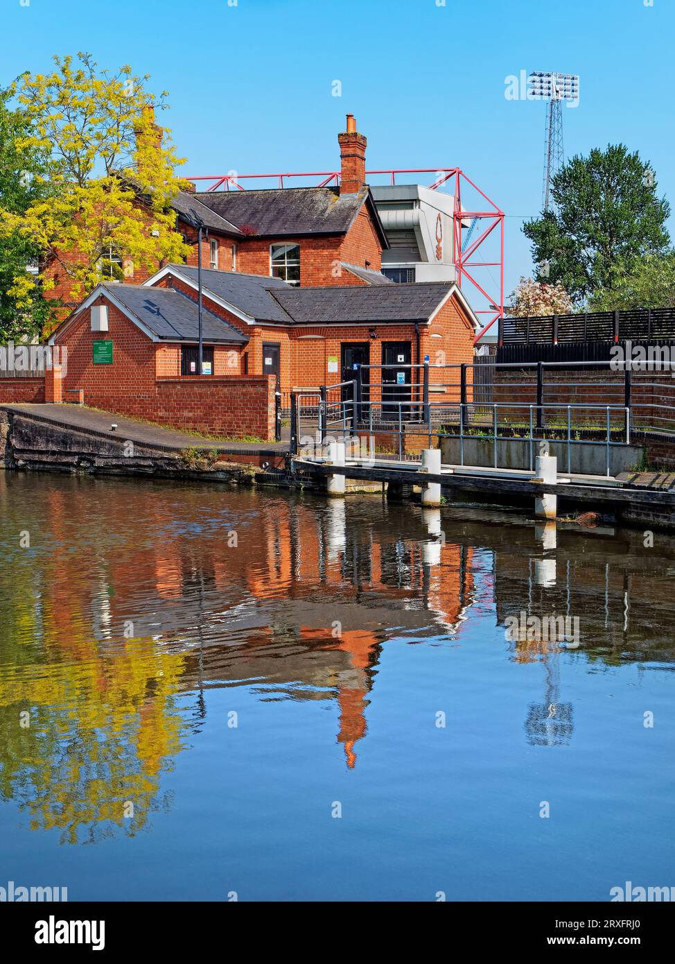 Großbritannien, Nottingham, Nottingham Canal, Meadow Lane Lock und die City Ground Heimstadion des Nottingham Forest FC. Stockfoto