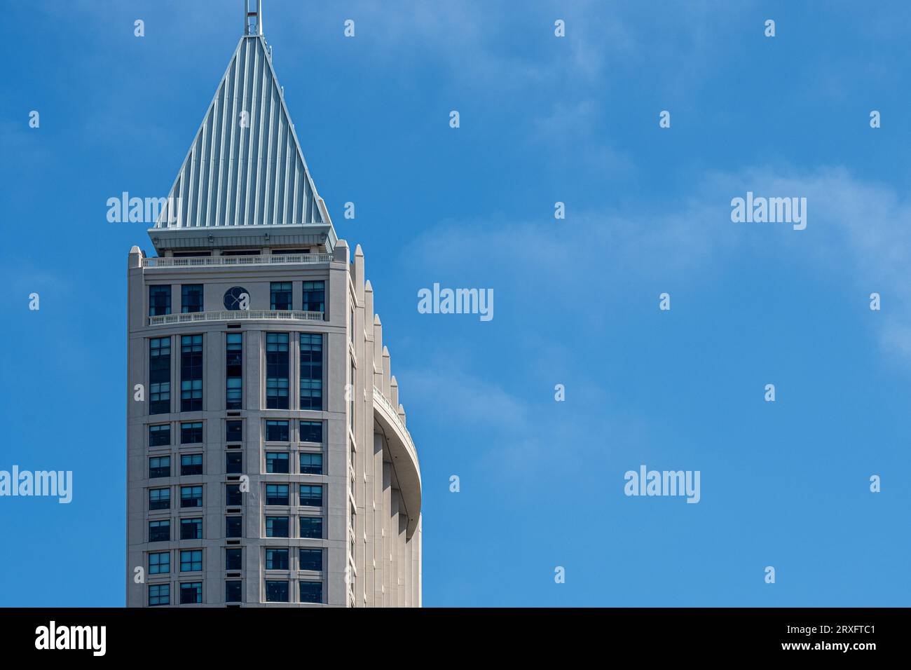 Die Spitze des Hafenturms des Manchester Grand Hyatt San Diego Hotels zeigt den geschwungenen Balkon auf der Bayview Terrasse Stockfoto