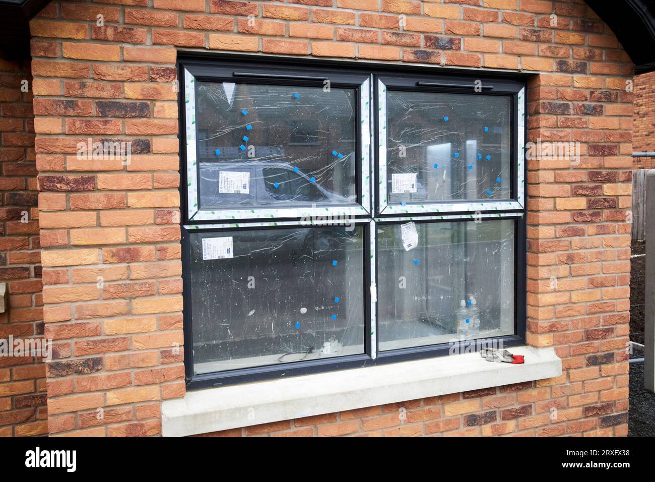 Neue Doppelverglasung-Fenster in neu gebauten Doppelhaushälften, die auf einem Anwesen in Toomebridge, Nordirland, im Bau sind Stockfoto