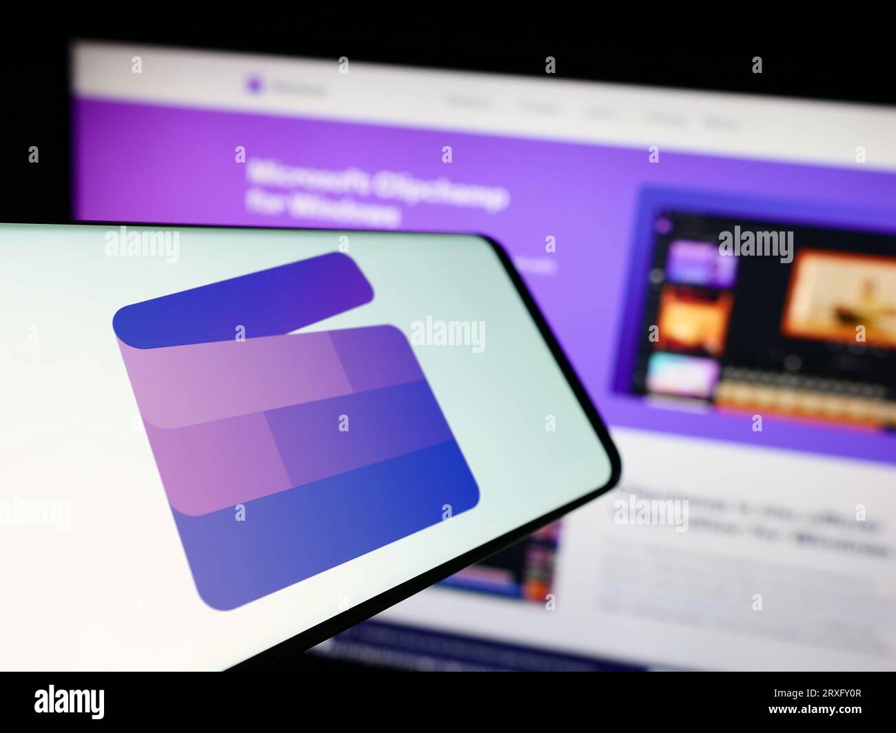 Smartphone mit Logo der Videobearbeitungssoftware Clipchamp (Microsoft) auf dem Bildschirm vor der Website. Konzentrieren Sie sich auf die Mitte-links-Anzeige des Telefons. Stockfoto