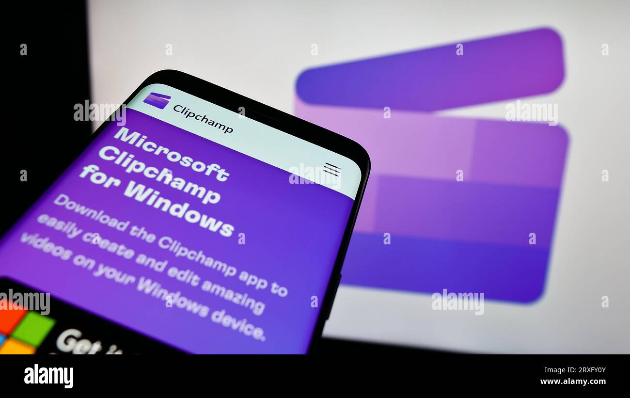 Mobiltelefon mit Website der Videobearbeitungssoftware Clipchamp (Microsoft) auf dem Bildschirm vor dem Logo. Konzentrieren Sie sich auf die obere linke Ecke des Telefondisplays. Stockfoto