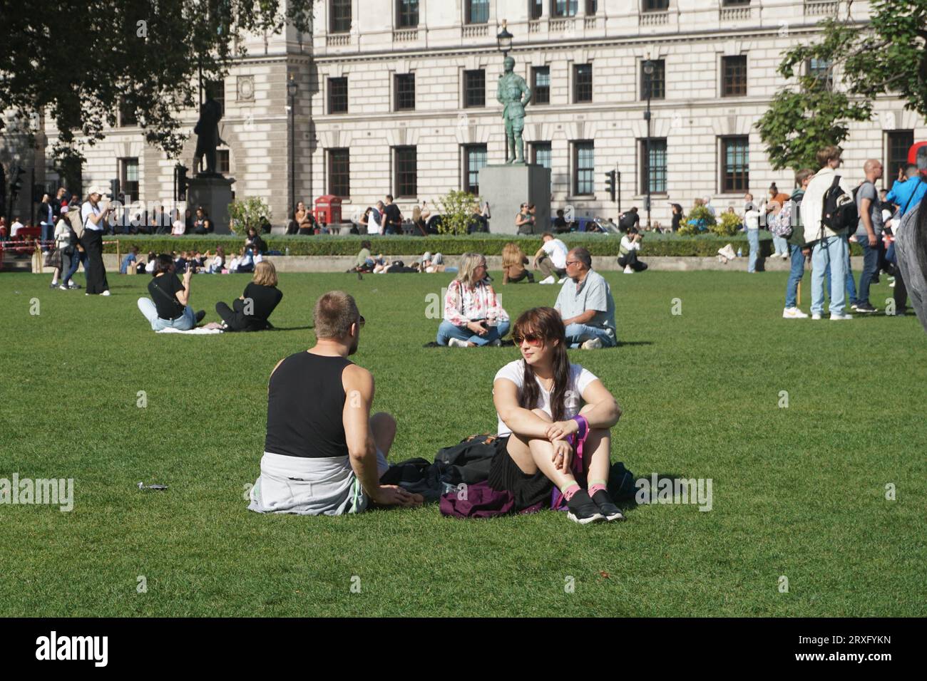 London, Vereinigtes Königreich. September 2023 25. Wetter in Großbritannien – Londoner und Besucher genießen einen der letzten warmen und sonnigen Tage des Jahres im Zentrum Londons. Uwe Deffner/Alamy Live News Stockfoto