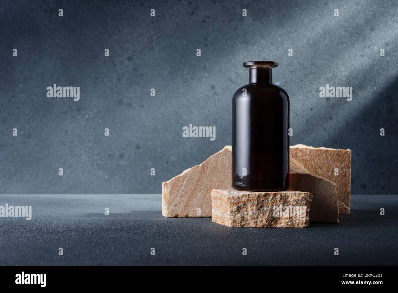 Braune Glasflasche für Aroma-Diffusor oder andere auf dem Steinpodium für  Mock-up und Branding Stockfotografie - Alamy