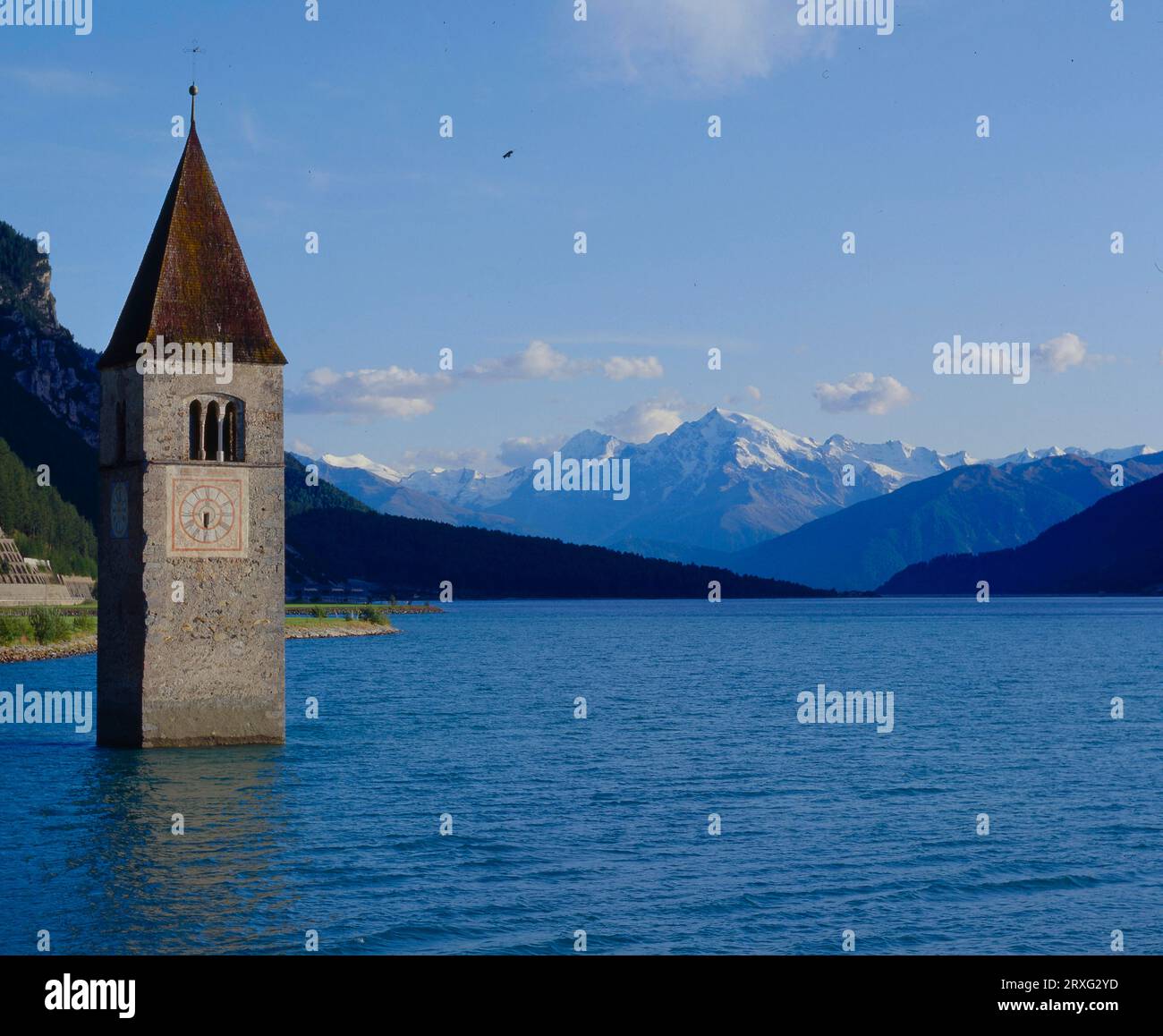 Der alte Kirchturm von Graun im oberen Vinschgau steht im Reschensee, i. H. dem Ortlermassiv Südtirol, Italien Stockfoto