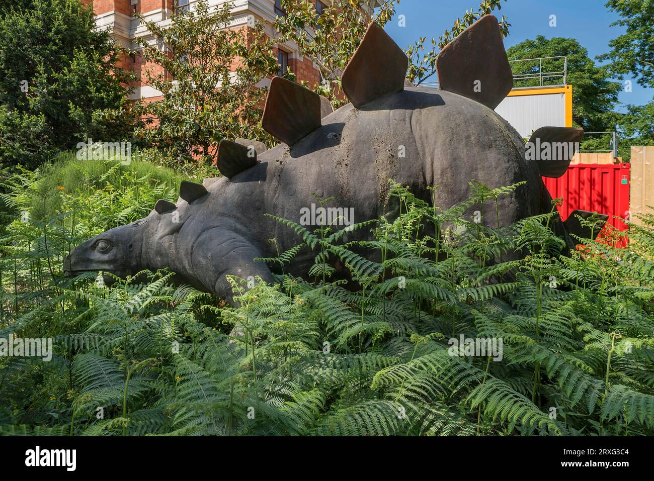 Dinosaurierfigur im Jardin des Plantes, Paris, Frankreich Stockfoto