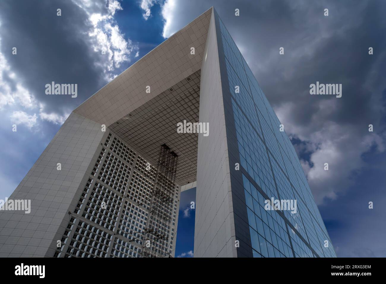 Le Grand Arche, Maße: H 110, 9 m, B 106, 9 m, L 112 m, im neuen Hochhausviertel La Defence, Paris, Frankreich Stockfoto