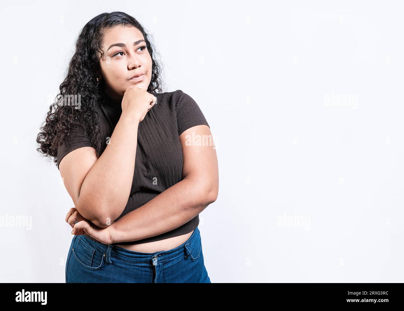 Mädchen fragt sich mit der Hand auf dem Kinn isoliert. Nachdenkliche Menschen mit der Hand auf dem Kinn Stockfoto