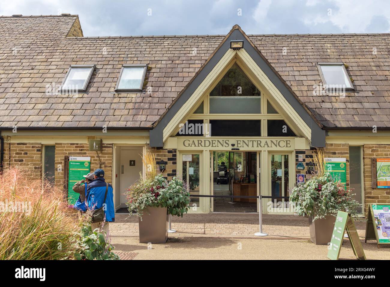 Eingangsgebäude zu den Gärten der Royal Horticultural Society in Harlow Carr, Teil der führenden britischen Gartenhilfsorganisation. Stockfoto