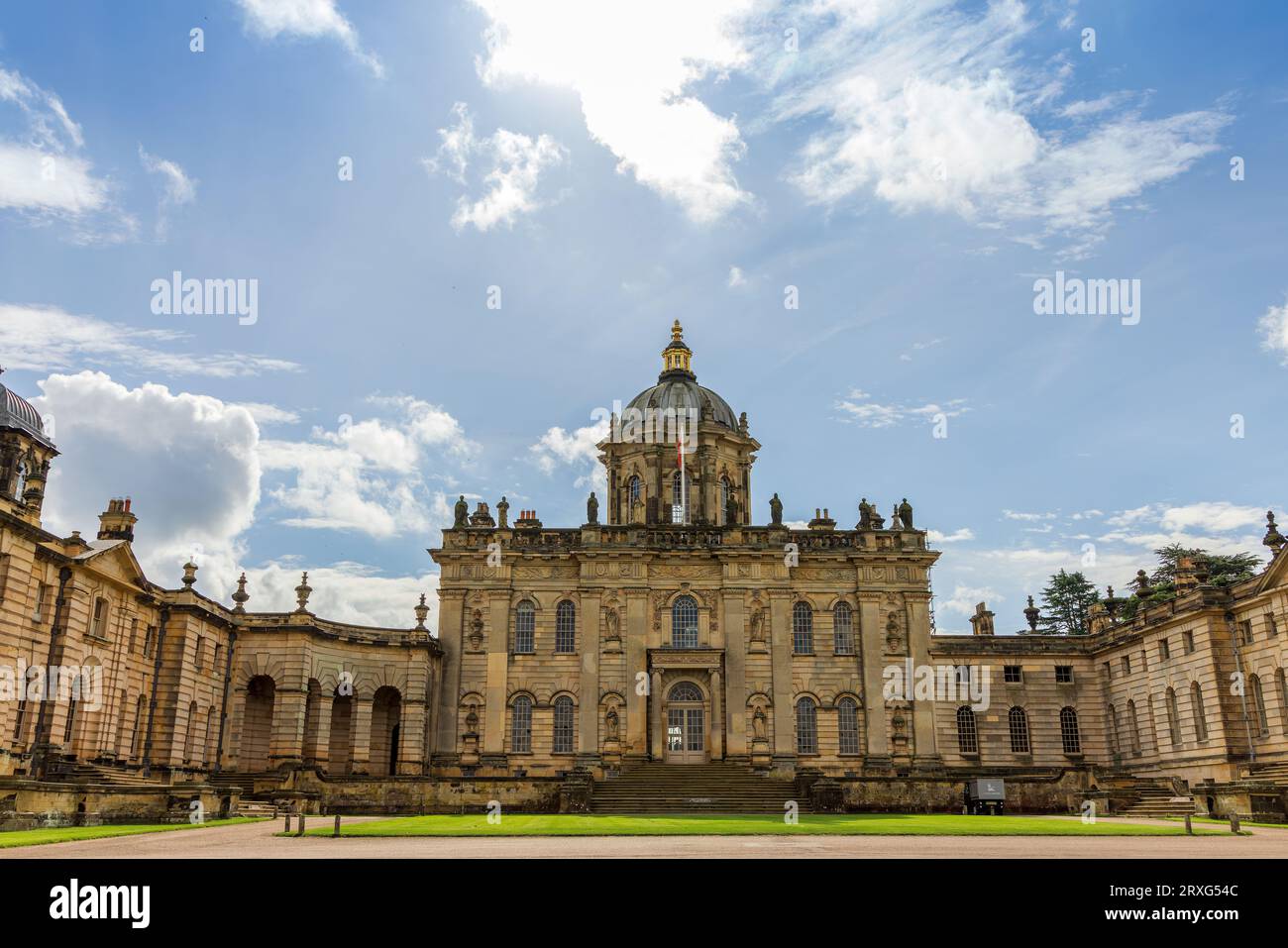 Haupteingang zu Castle Howard. Die Fassade mit ihren wechselnden zwei riesigen dorischen Pilastern, Doppelfensterachsen und Kuppel ist sehr originell. Stockfoto