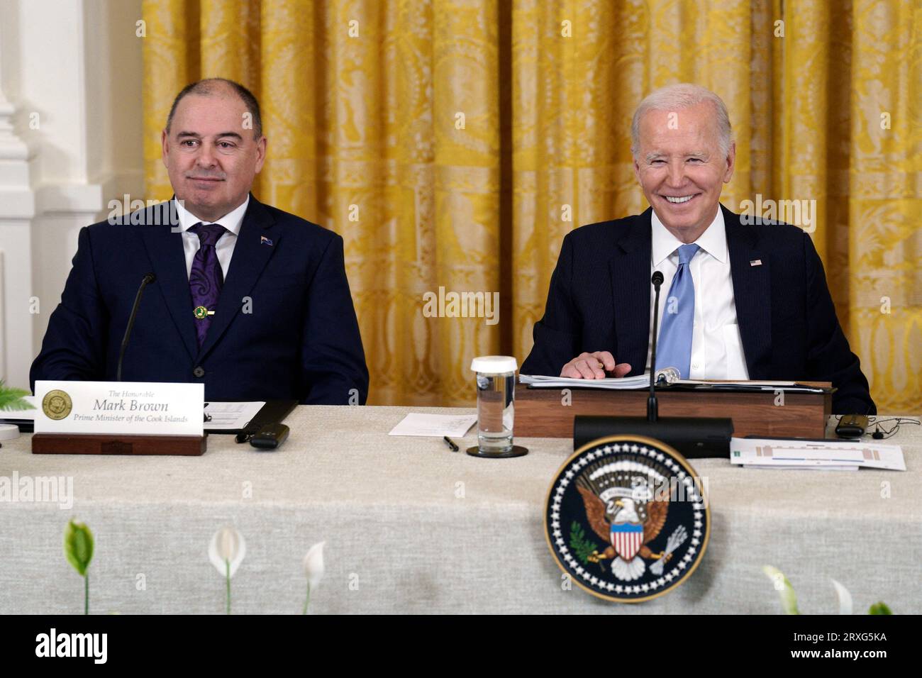 Washington, Usa. September 2023 25. US-Präsident Joe Biden lächelt neben Mark Brown, Premierminister der Cook Islands, bei den Führern des Pacific Islands Forum im Weißen Haus in Washington am 25. September 2023. Foto von Yuri Gripas/ABACAPRESS.COM Credit: Abaca Press/Alamy Live News Stockfoto