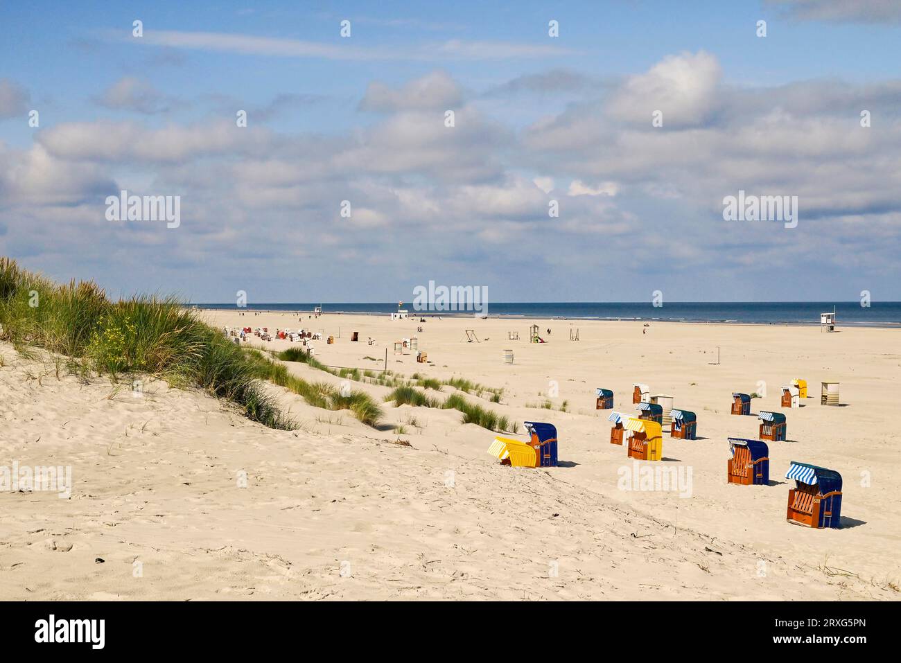 Strand mit Liegestühlen und der Nordsee in der Ferne, Juist, Ostfriesische Insel, Ostfriesland, Niedersachsen, Deutschland Stockfoto