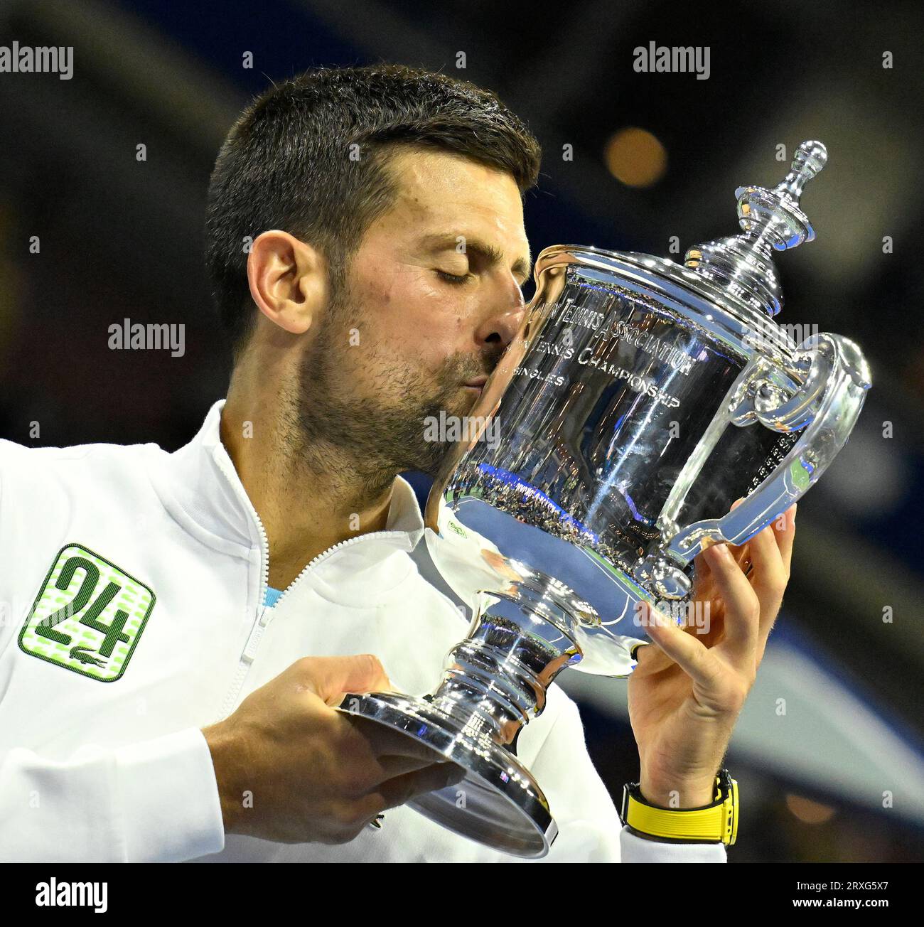 US Open Flushing Meadows New York 10/09/2023 Day 14 Novak Djokovic (SRB) küsst die Trophäe, nachdem er im Finale der Männer seine 24. Grand Slam-Singles gewonnen hatte Stockfoto