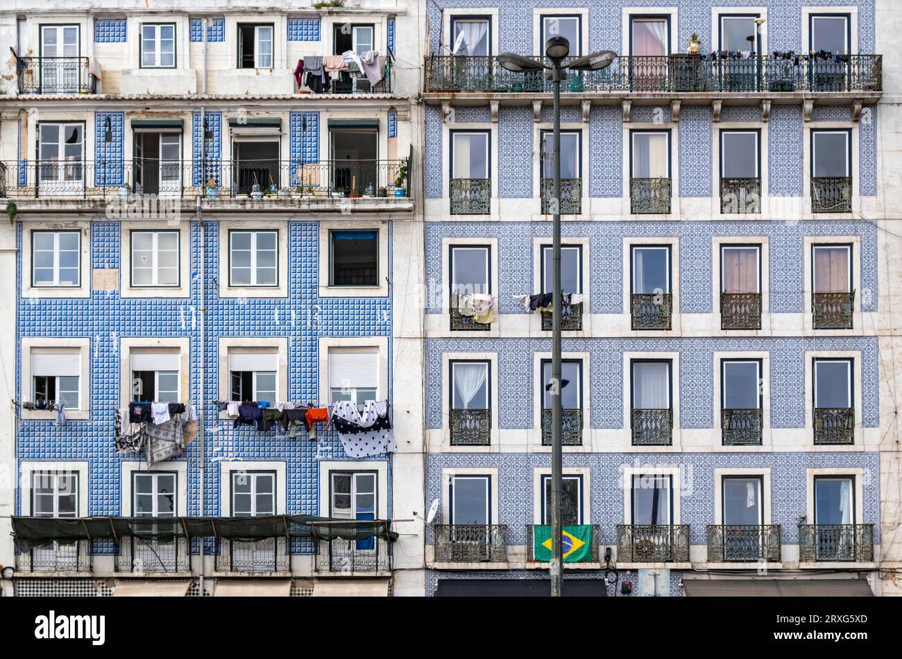 Fenster und Balkone mit Fassade aus traditionellen Azulejo-Wandfliesen, Lissabon, Portugal Stockfoto